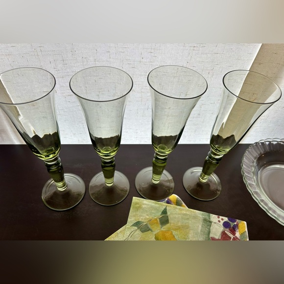 Set of 4 vintage, green glass, champagne flutes. 9.25” - Picture 2 of 14